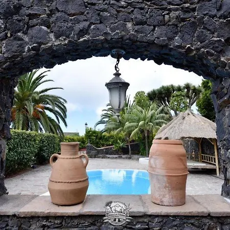 Sleeps 4 Pool Air Con Wifi
